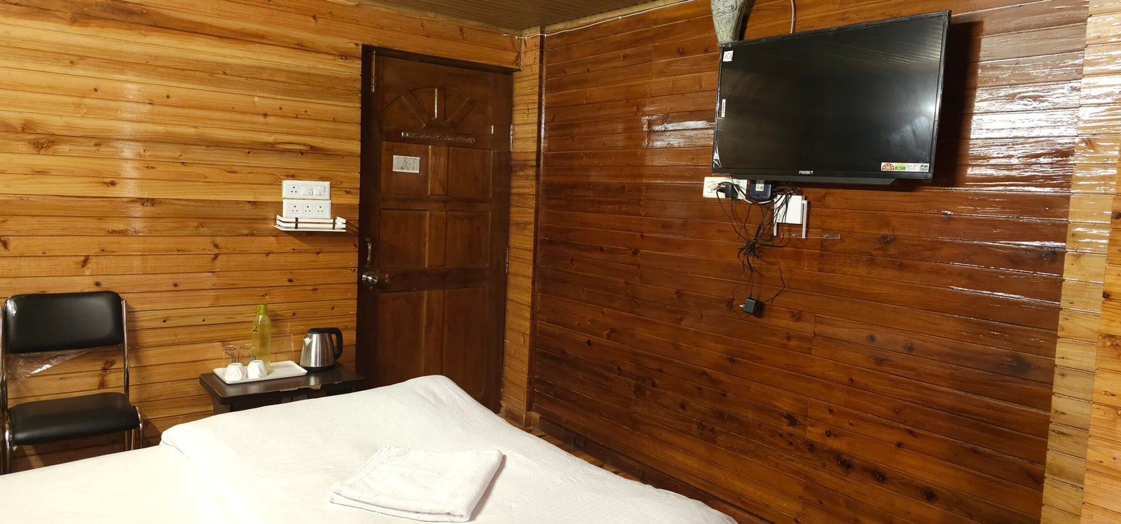 Deluxe double bed hotel room near Mall Road Darjeeling with modern amenities