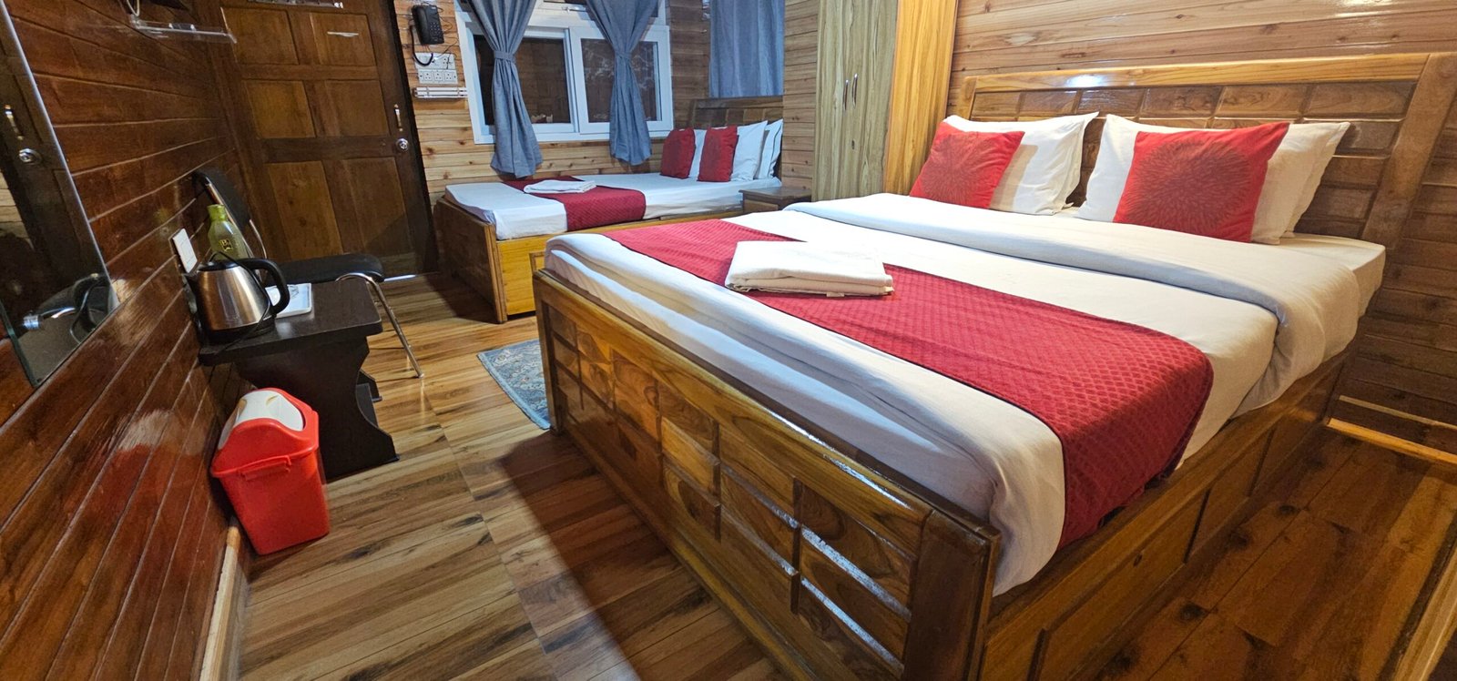 Four occupancy family suite near Mall Road Darjeeling with luxury wooden decor