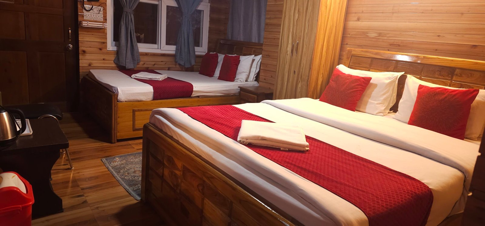 Luxury quad room for families near Mall Road Darjeeling with spacious layout