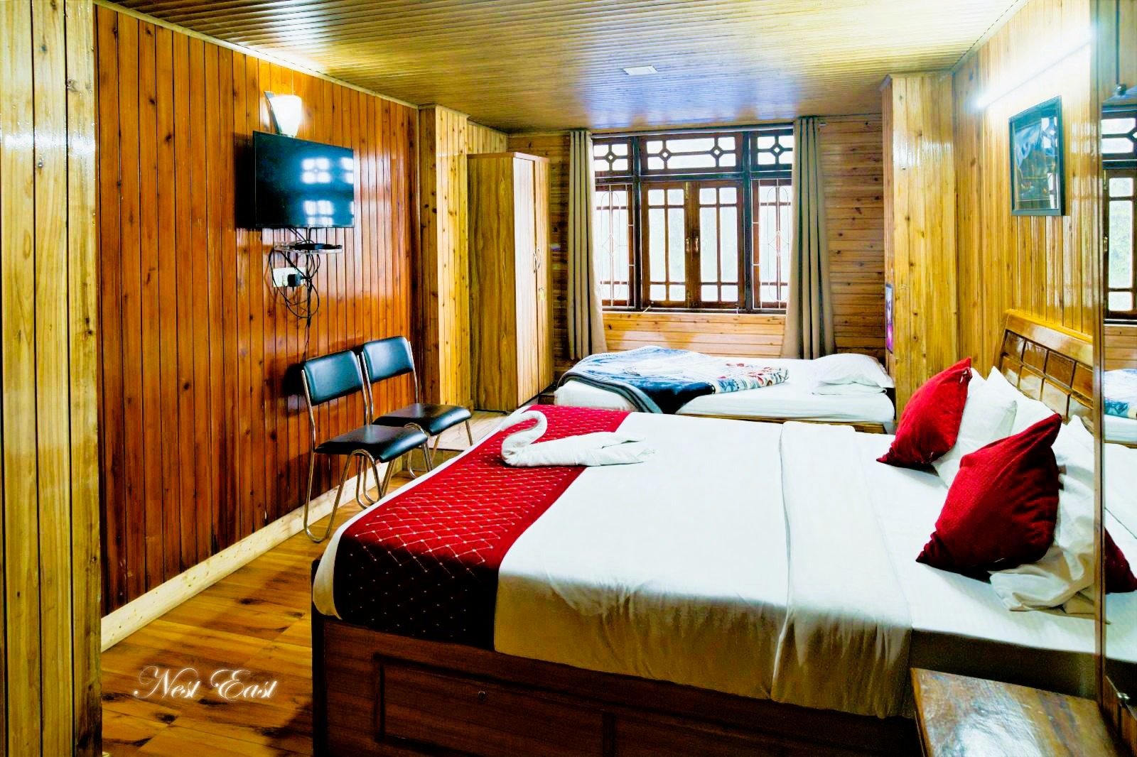 Luxury hotel rooms near Mall Road Darjeeling with mountain view