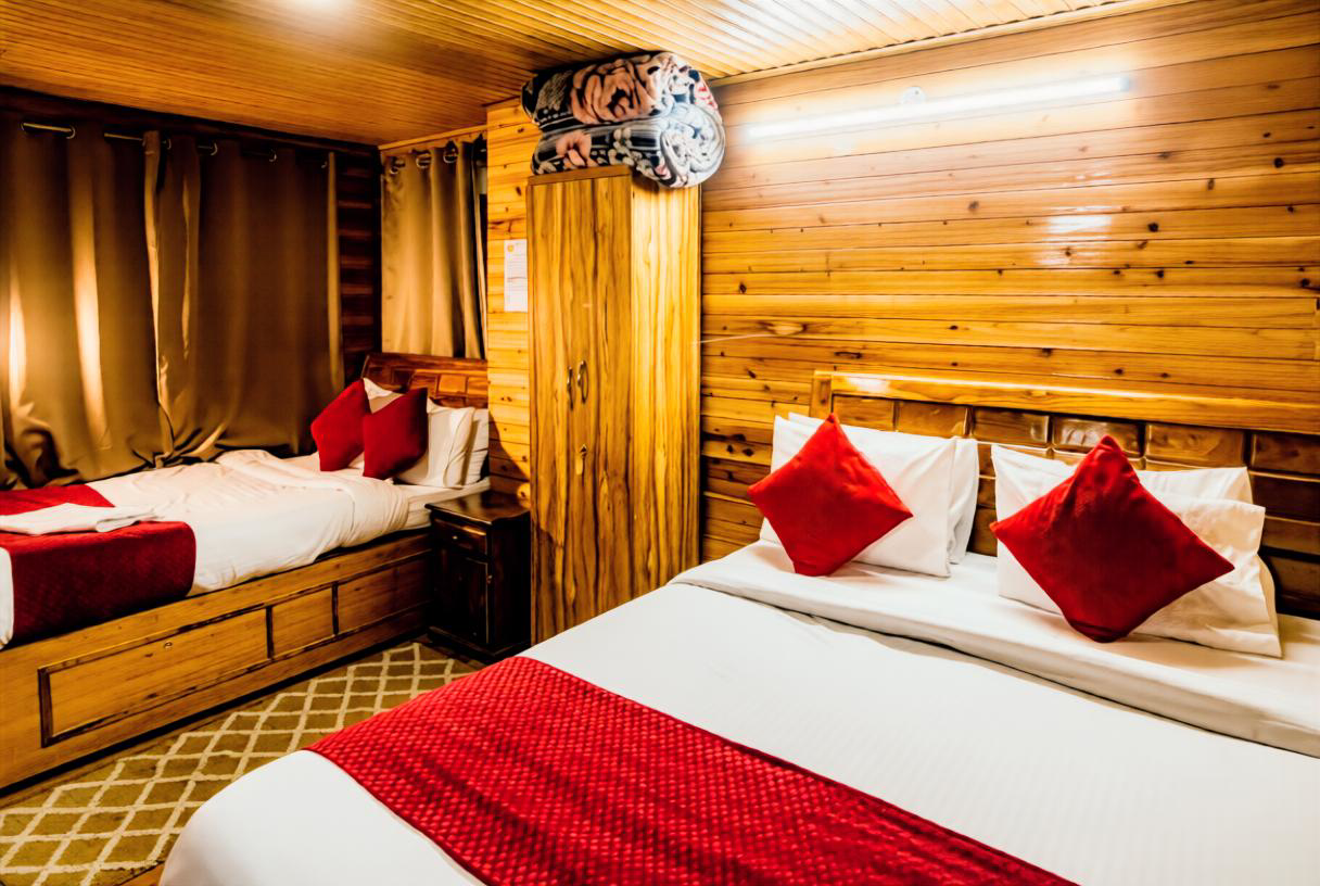 Deluxe triple bed family room near Mall Road Darjeeling with mountain vie