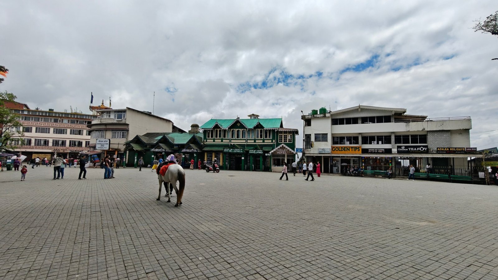 Cloudy morning in Darjeeling Mall